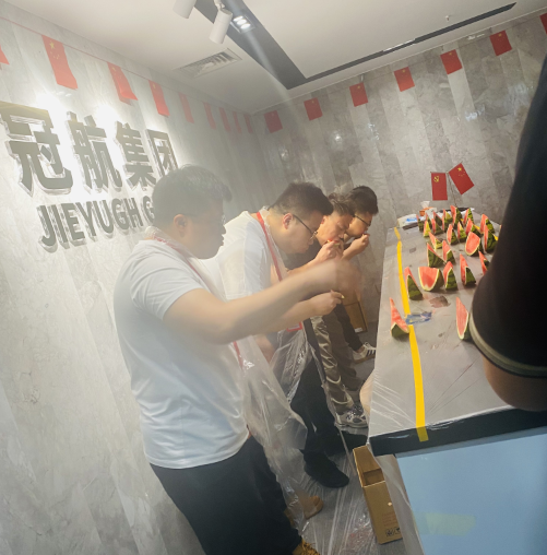 杭州金年会组织“吃瓜大赛”甜蜜与激情的碰撞